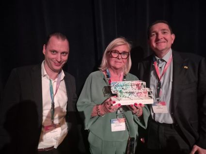 Vlnr: Jonathan Raes (productieleider); Marie-Jeanne Huysman (weduwe van oprichter Willy Naessens); Ben Pottiez (MES-software ingenieur, TECHWIN Software)